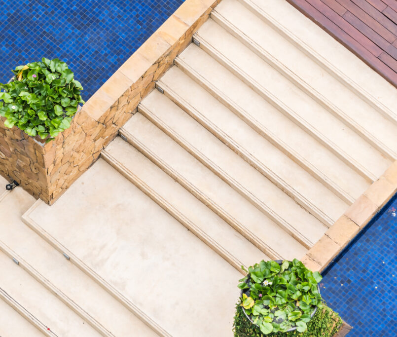 travertin piscine aménagement extérieur