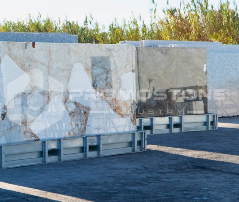 Showroom de marbre avec différents modèles de pierres naturelles au Maroc.